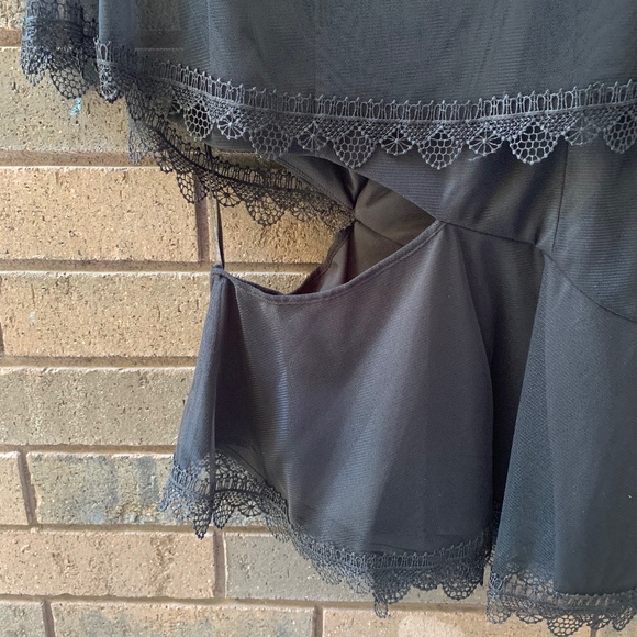 NWOT BCBG Maxazaria Cut Out Lace V Neck Top, Size 2 - Picture 9 of 14